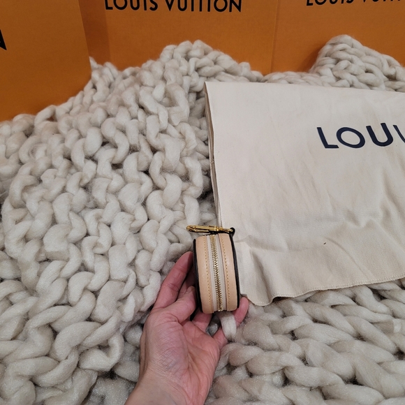 Louis Vuitton Horizon Wireless Earphone Case - Picture 2 of 4